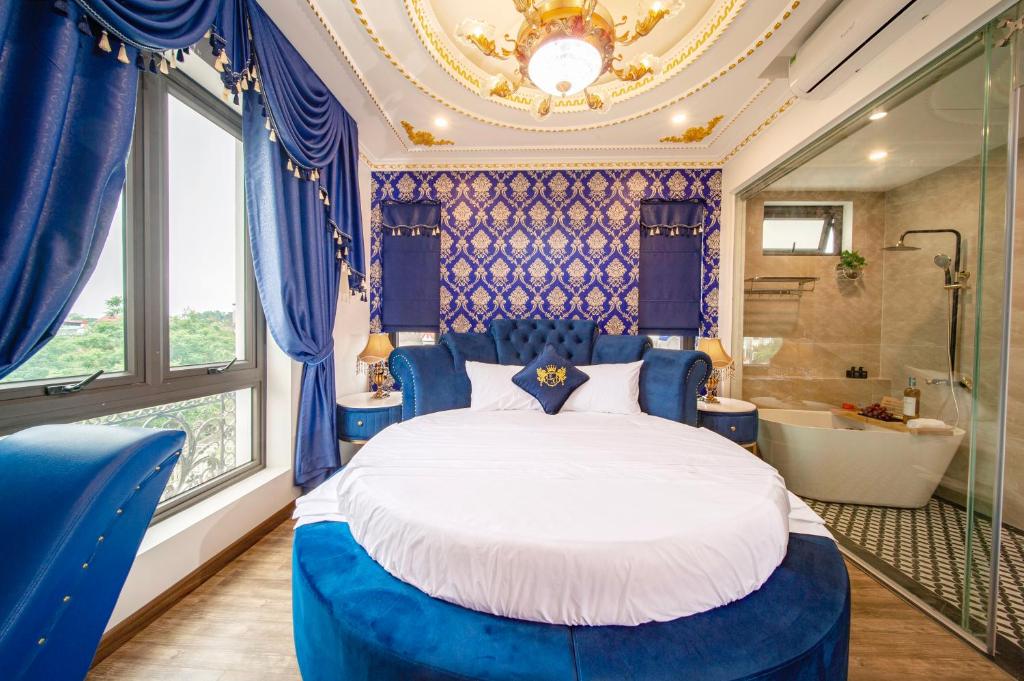 Postel nebo postele na pokoji v ubytování Lake Hotel Sóc Sơn