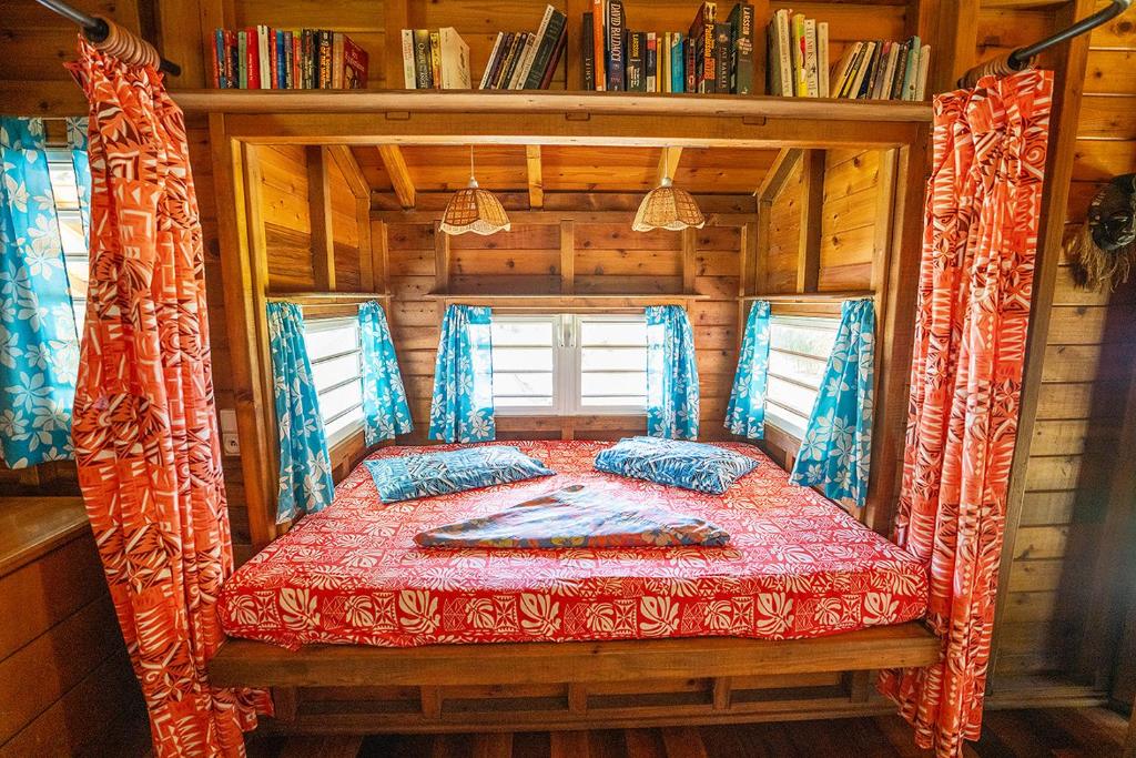 un letto sul retro di una casetta di Heimanarii's Lodge - Fare Manu a Haapiti