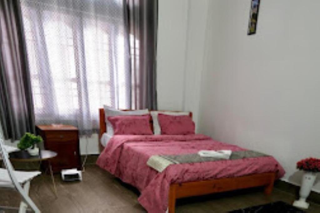 達旺鎮的住宿－Hotel Comfy Stay Tawang，一间卧室配有一张红色床罩的床