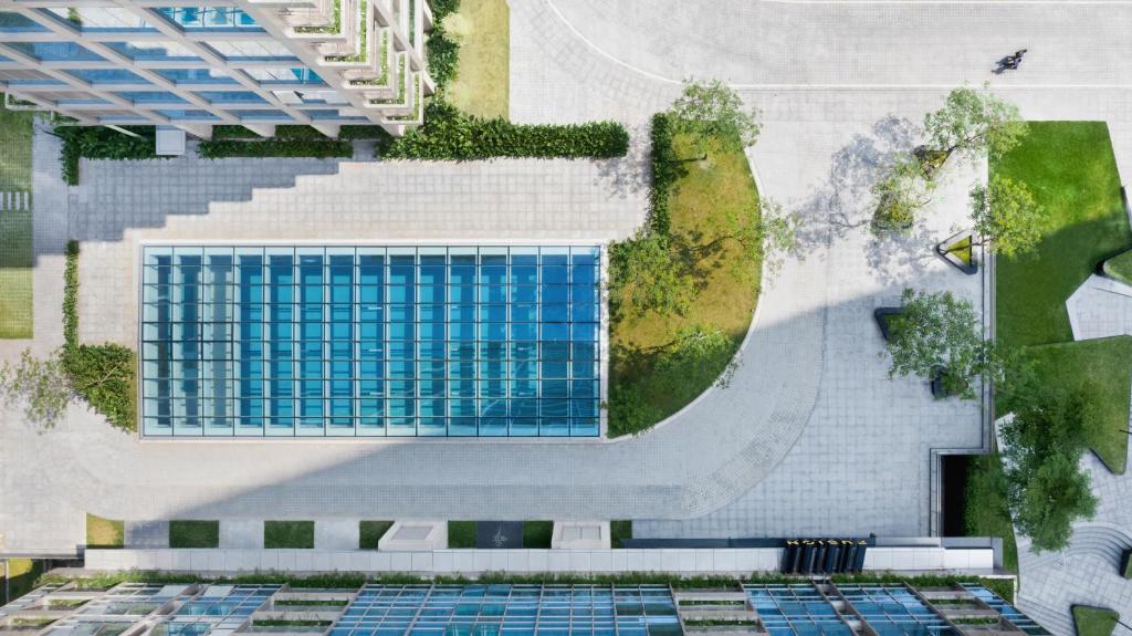 Bazén v ubytování Artisse Place - Access to 4000 sqm Fusion Wellness Centre and 800 sqm Indoor Swimming Pool nebo v jeho okolí