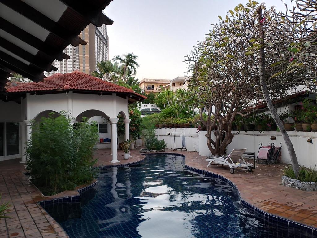 een zwembad in het midden van een tuin bij Luxury Private Pool Villa 5 min from Walking Street and Beaches in Pattaya South