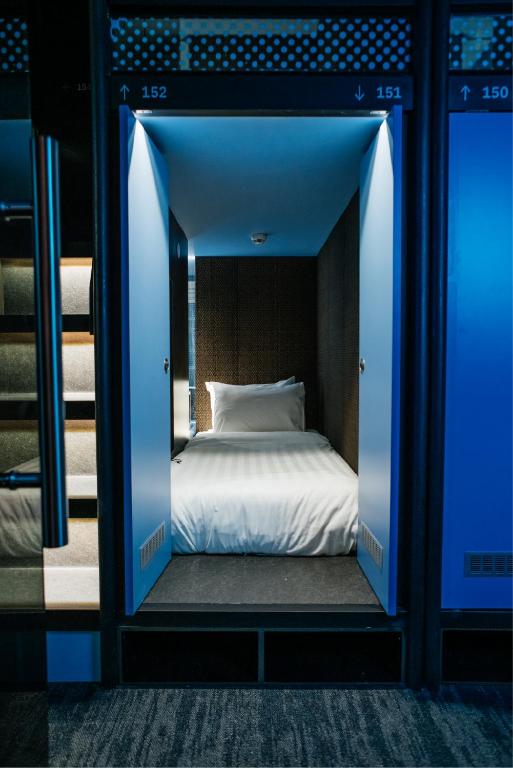 Postel nebo postele na pokoji v ubytování CapsuleTransit Airside KLIA T2 - Airport Hotel - International Departure near to Transit Hall, Gate Q