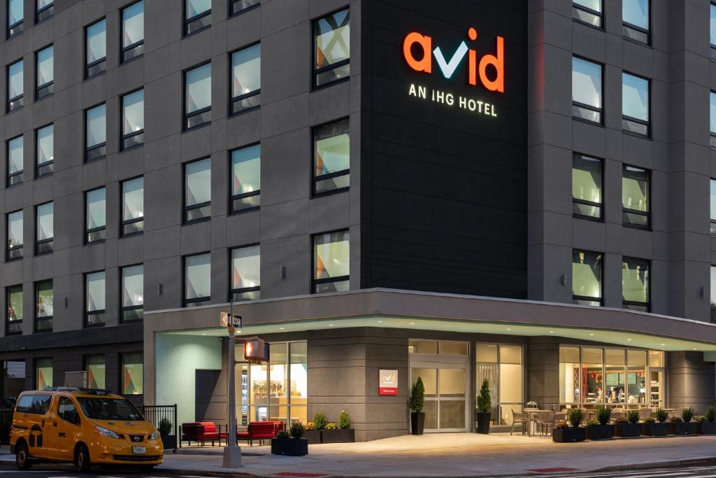 ein gelber Van vor einem Gebäude geparkt in der Unterkunft avid hotels - Brooklyn Dyker Heights, an IHG Hotel-BRAND NEW in Brooklyn