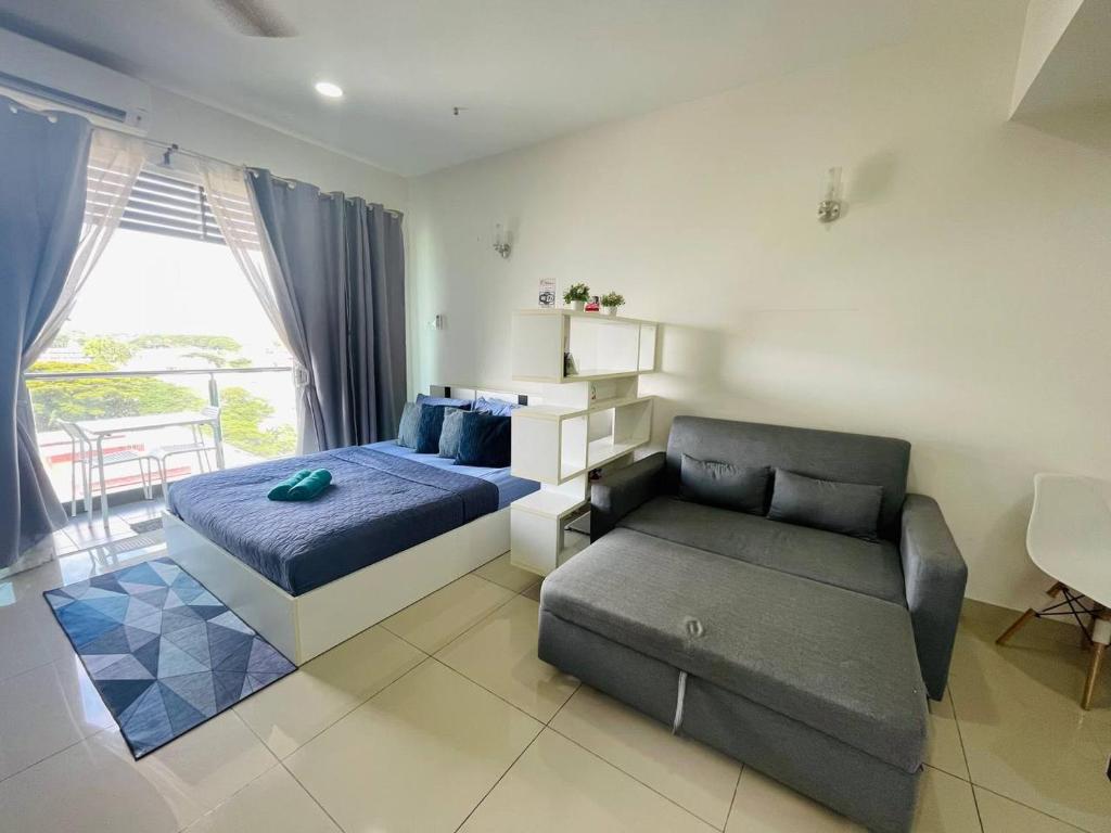 1 dormitorio con 1 cama y 1 sofá en Moonstone studio D'Perdana Apartment, en Kota Bharu