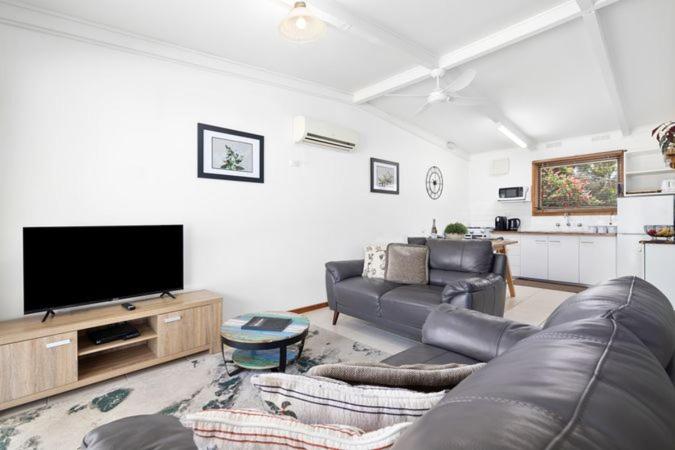 TV a/nebo společenská místnost v ubytování Halls Haven Holiday Units