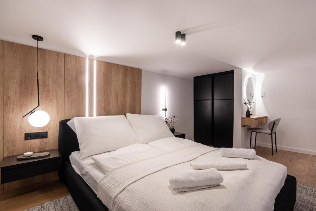 een slaapkamer met een groot bed en 2 handdoeken bij E56 Queen's Boutique Apartment,best Location by BQA in Boedapest