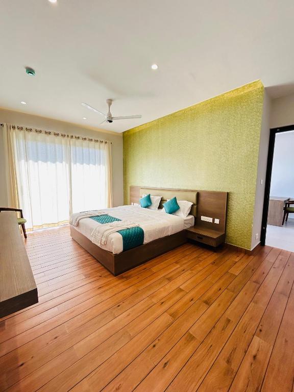 Postel nebo postele na pokoji v ubytování VAGA NAKSHATHRA SUITES