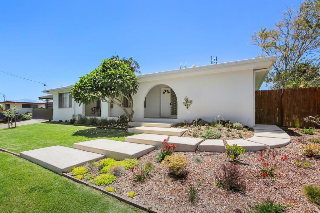 een huis met een tuin ervoor bij Browning Boulevard 9, Battery Hill in Caloundra