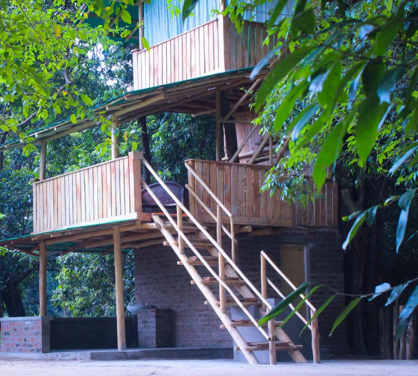 un edificio con scale sul lato di Forest Tree Top Holiday Resort a Buttala
