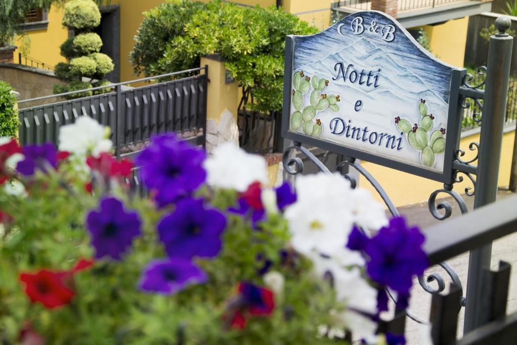 un cartel delante de un ramo de flores en B&B Notti E Dintorni en Nicolosi