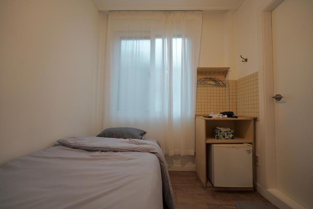 Soo Guest House - Single Room With Bathroom