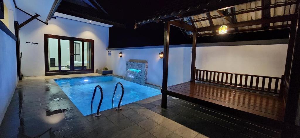 una piscina cubierta en una casa en Najazi Villa en Setiu