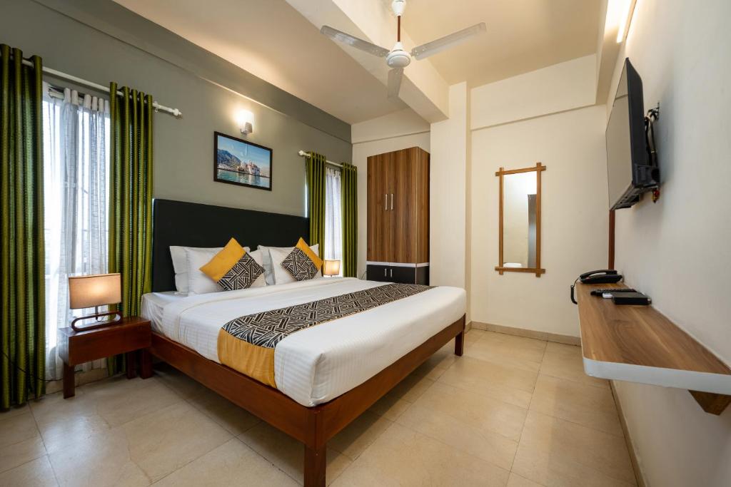 ein Schlafzimmer mit einem großen Bett in einem Zimmer in der Unterkunft CJ GRANDE BUSINESS HOTEL in Ernakulam