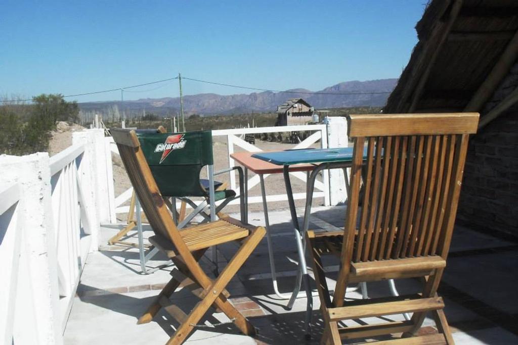 un grupo de sillas y una mesa en un porche en Cabañas Villa Lounge en San Rafael