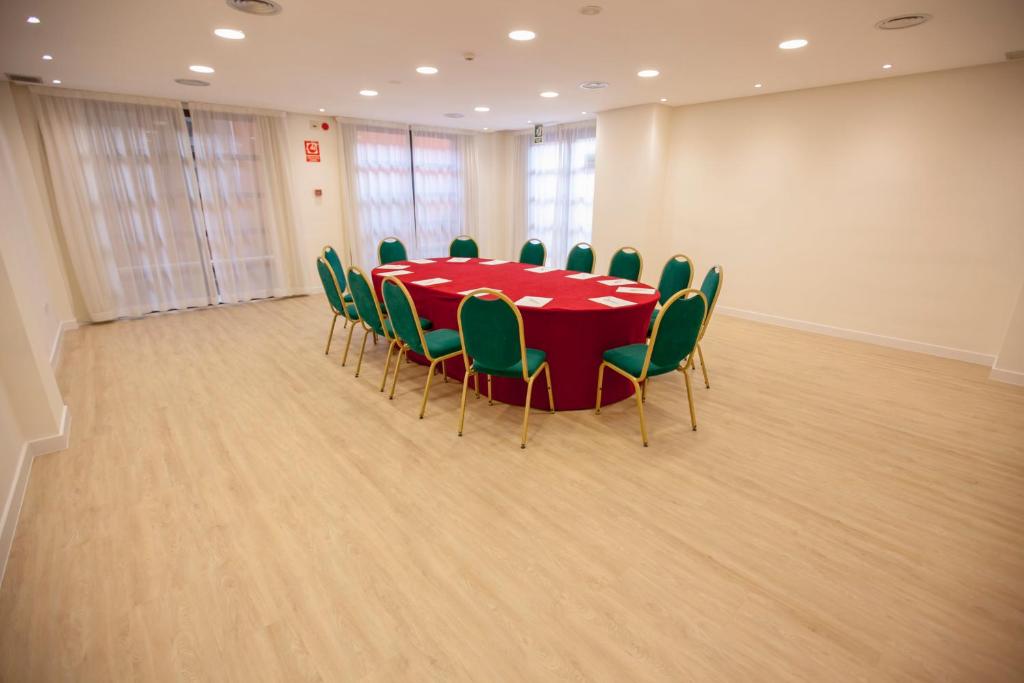 Konferenční prostory v ubytování Holiday Inn Express Ciudad de las Ciencias by IHG