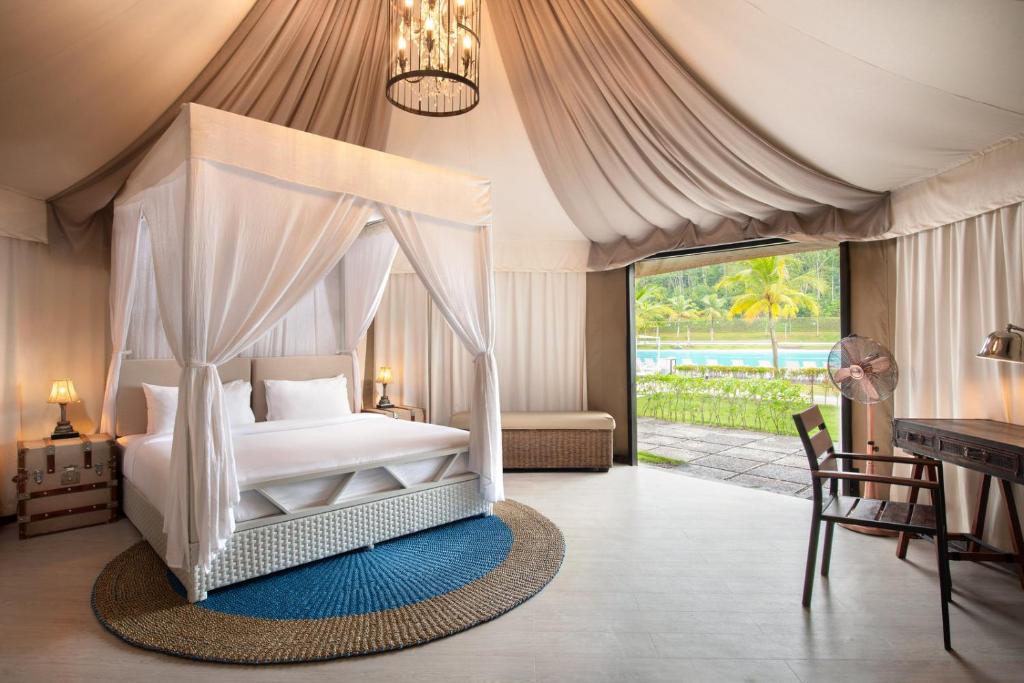 Postel nebo postele na pokoji v ubytování Natra Bintan, a Tribute Portfolio Resort