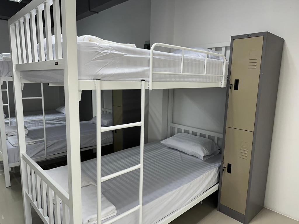 Palanda nebo palandy na pokoji v ubytování PJ Hostel