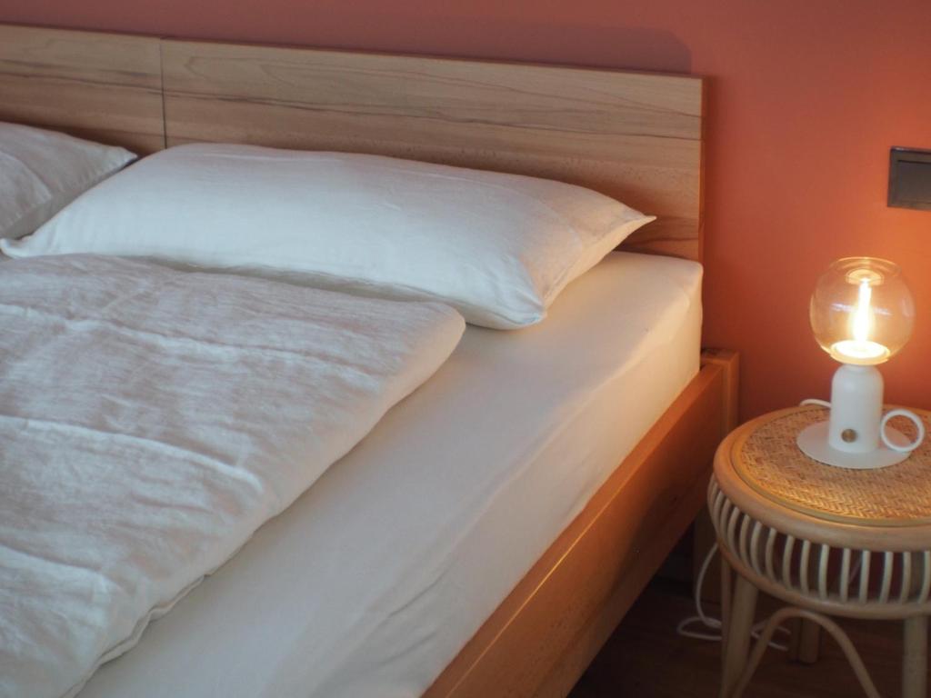 una camera da letto con un letto e una lampada su un tavolo di Alte Seifensiederei - Lallaji a Bad Tölz