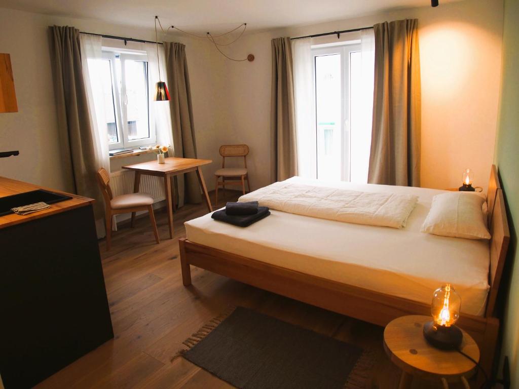 - une petite chambre avec un lit et une table dans l'établissement Alte Seifensiederei - Jane, à Bad Tölz