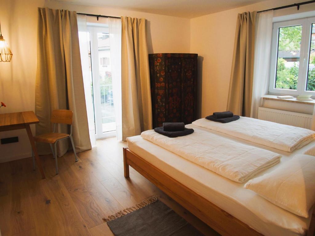 sypialnia z dużym łóżkiem i oknem w obiekcie Alte Seifensiederei - Viktor w mieście Bad Tölz