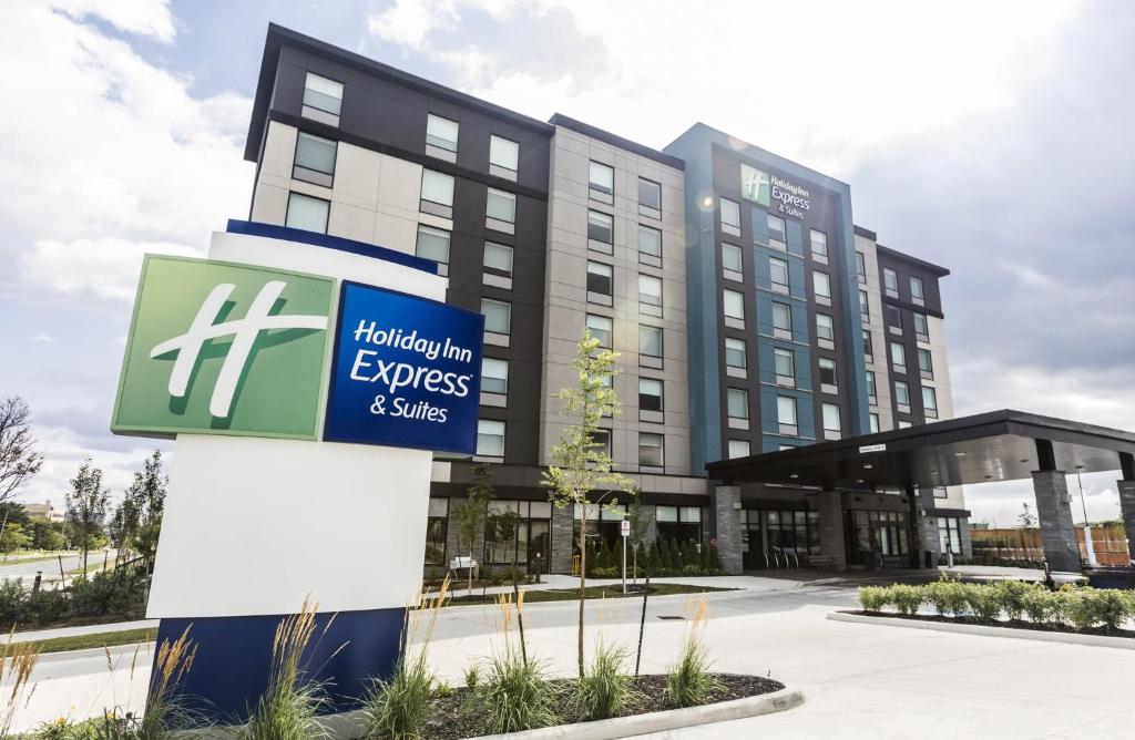 een kantoorgebouw met een bord ervoor bij Holiday Inn Express & Suites - Toronto Airport South, an IHG Hotel in Toronto