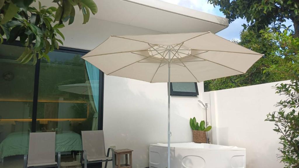 Patio nebo venkovní prostory v ubytování The Box Promkiri (เดอะบ๊อค พรหมคีรี)