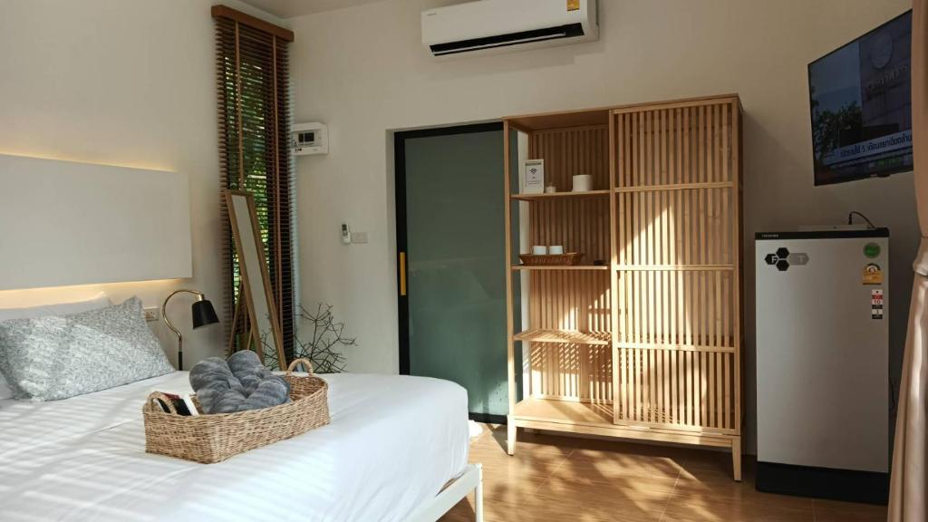 Postel nebo postele na pokoji v ubytování The Box Promkiri (เดอะบ๊อค พรหมคีรี)