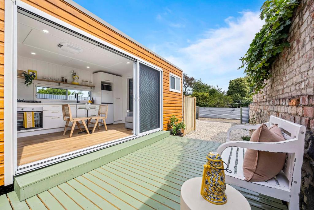 una puerta corredera de cristal en una casa con patio en Casa De Limon, en Ballarat