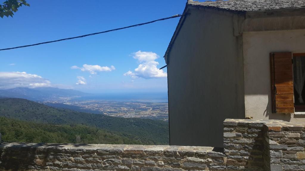 a building with a view of a mountain at Gîte La Fontaine Corse in Loreto-di-Casinca