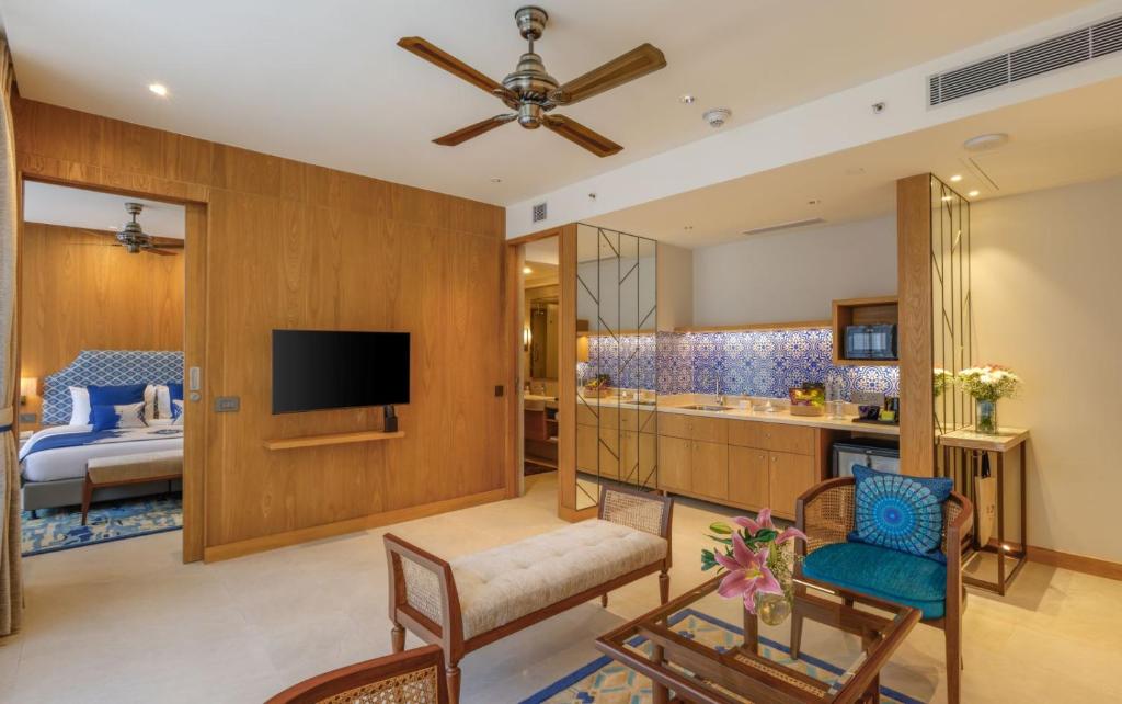 Телевизор и/или развлекательный центр в The Astor - All Suites Hotel Candolim Goa