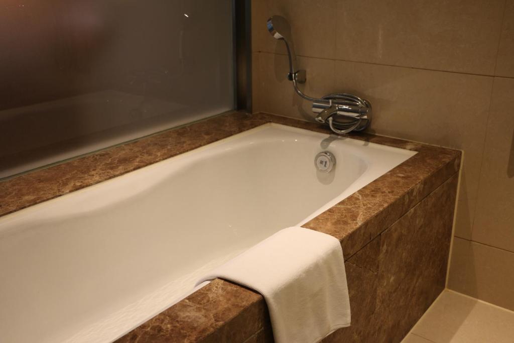 DoubleTree By Hilton Jiaxing - Habitación King De Lujo Con Balcón