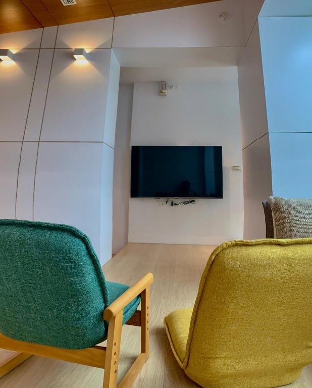 TV a/nebo společenská místnost v ubytování 珍遇珍寓獨棟電梯民宿 June June House-台南住宿 2人可訂-台南包棟民宿 8-14人可包棟