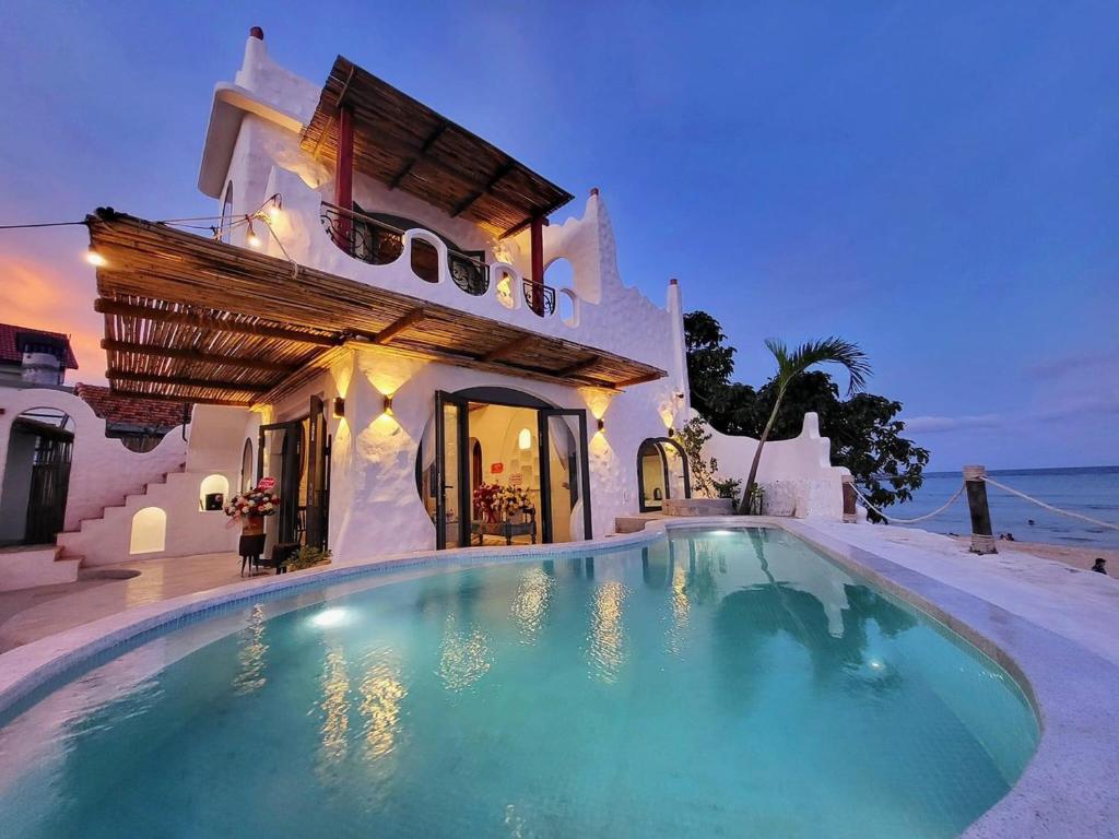 a swimming pool in front of a house at Santa Fe House - Gành Đá Đĩa in Phú Hạnh (5)