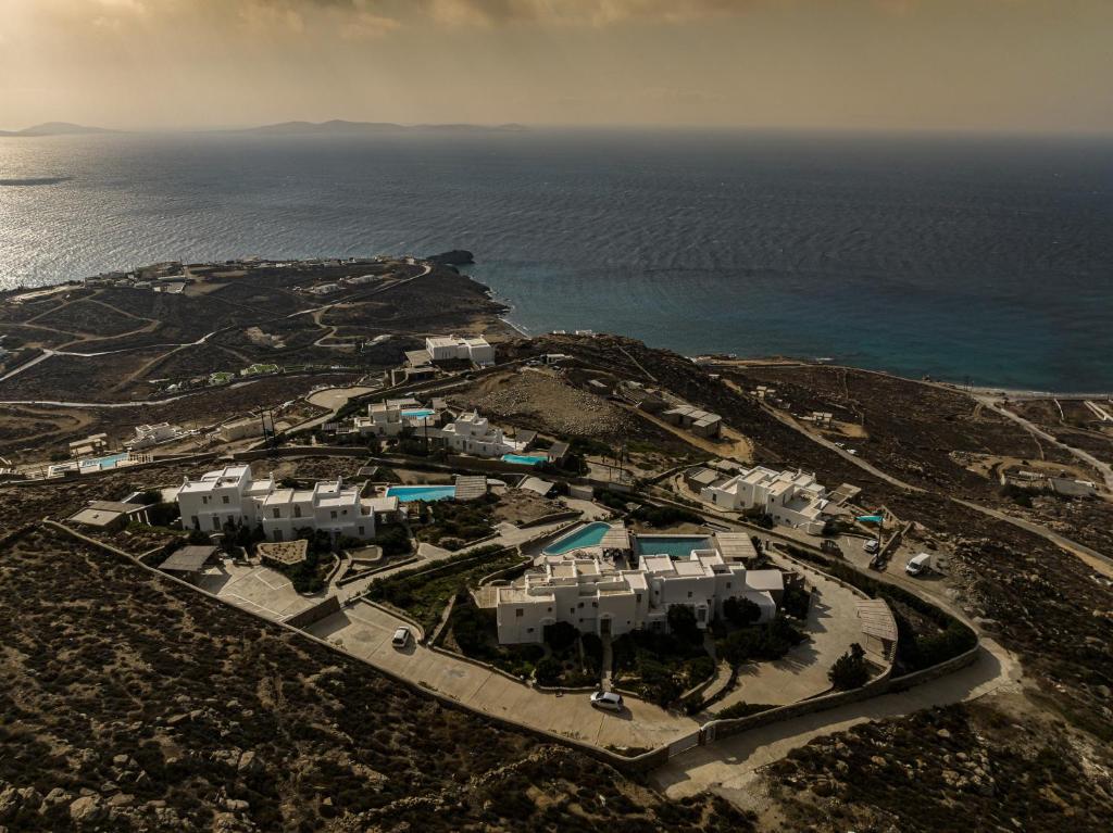 uma vista aérea de um resort perto do oceano em White Rock Suites & Villas em Houlakia