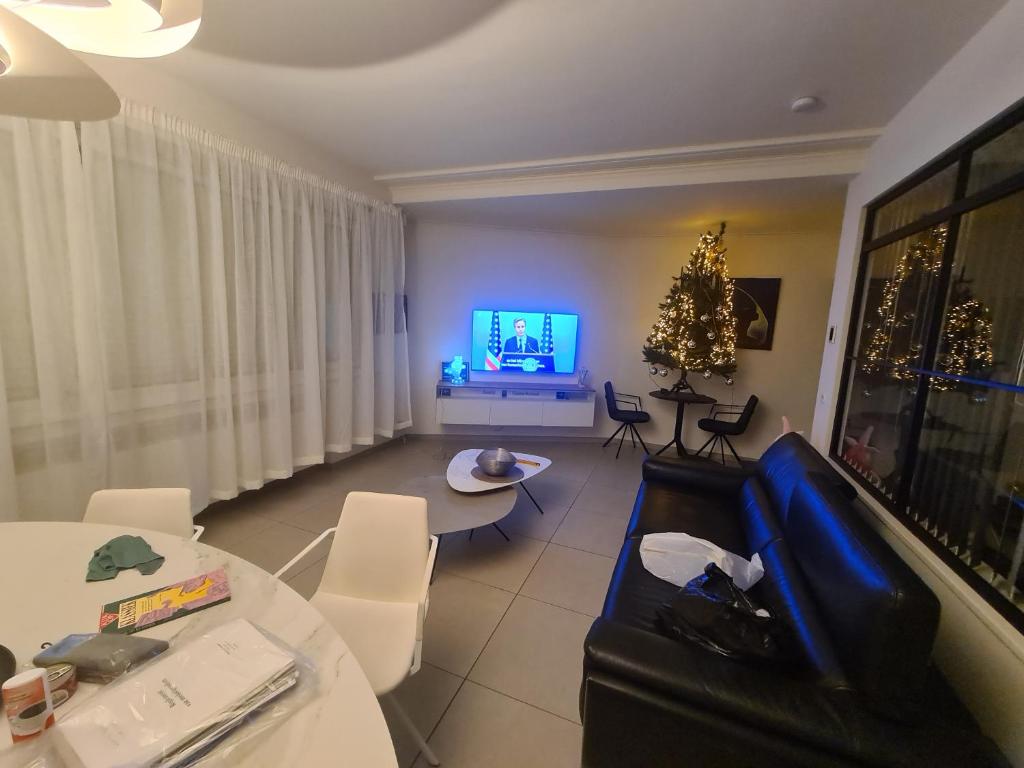TV a/nebo společenská místnost v ubytování frontaal gelijkvloers seaview 80m² 2 slp