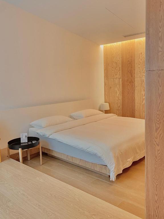 Postel nebo postele na pokoji v ubytování 珍遇珍寓獨棟電梯民宿 June June House-台南住宿 2人可訂-台南包棟民宿 8-14人可包棟