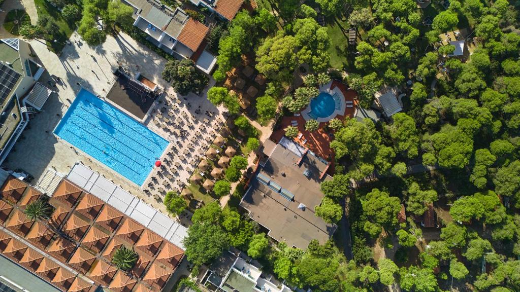 una vista aérea de una piscina y árboles en ROBINSON APULIA - All Inclusive, en Ugento