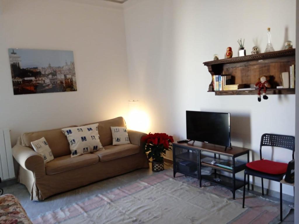salon z kanapą i telewizorem w obiekcie casaLucina w Rzymie