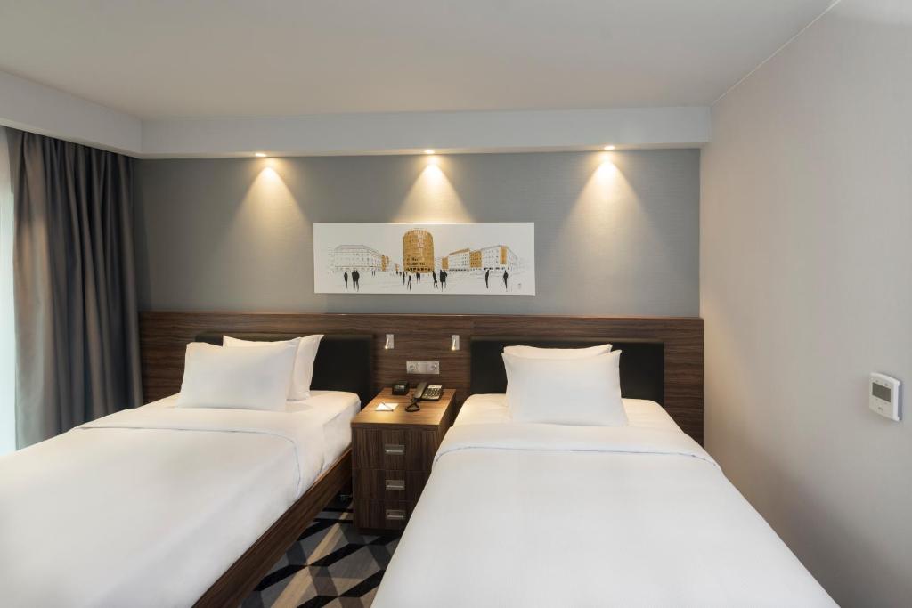 Postel nebo postele na pokoji v ubytování Hampton By Hilton Poznan Old Town