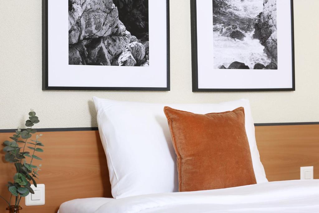 Postel nebo postele na pokoji v ubytování HOTEL ENGEL LIESTAL - Business & Lifestyle