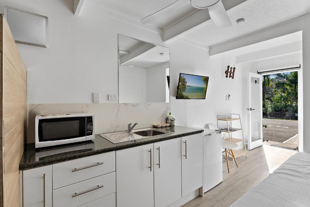 Kuchyň nebo kuchyňský kout v ubytování Buderim Fiesta Motel