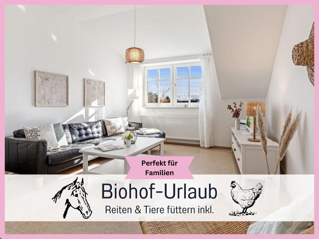 ein Wohnzimmer mit Sofa und Tisch in der Unterkunft Bio Ferienhof Wichtelweide - Fewo Thymian in Fehmarn
