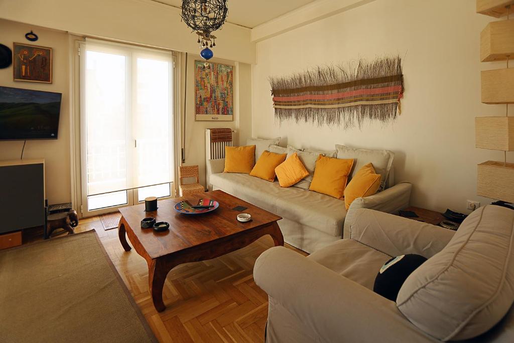uma sala de estar com um sofá e uma mesa em Nest in Mets em Atenas