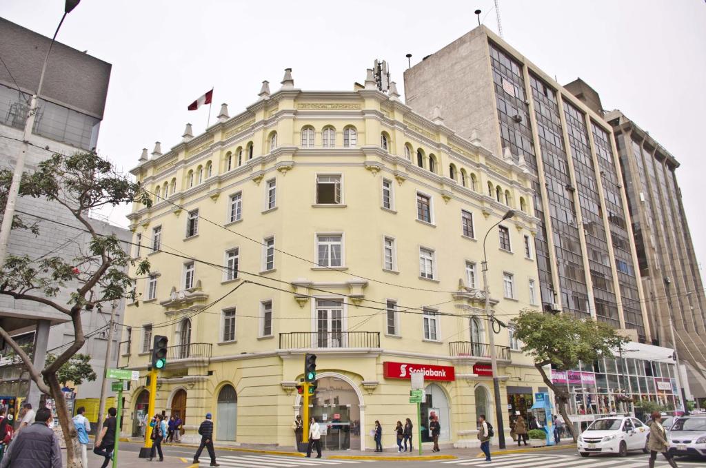 żółty budynek na rogu ulicy w obiekcie Larq'a Park Rooms w mieście Lima