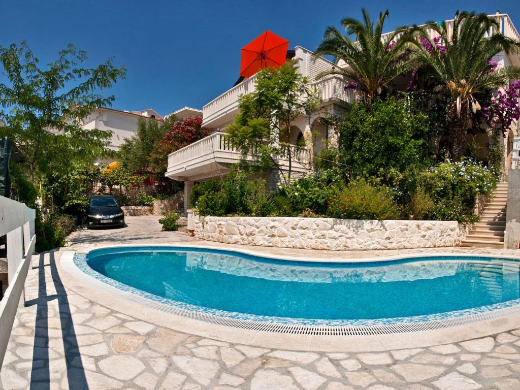 una piscina frente a un edificio en Villa Clematis, en Trogir