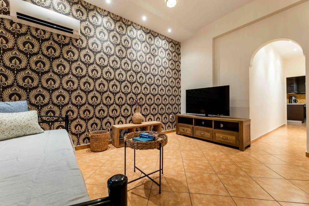 TV a/nebo společenská místnost v ubytování Nagias cozy garden home