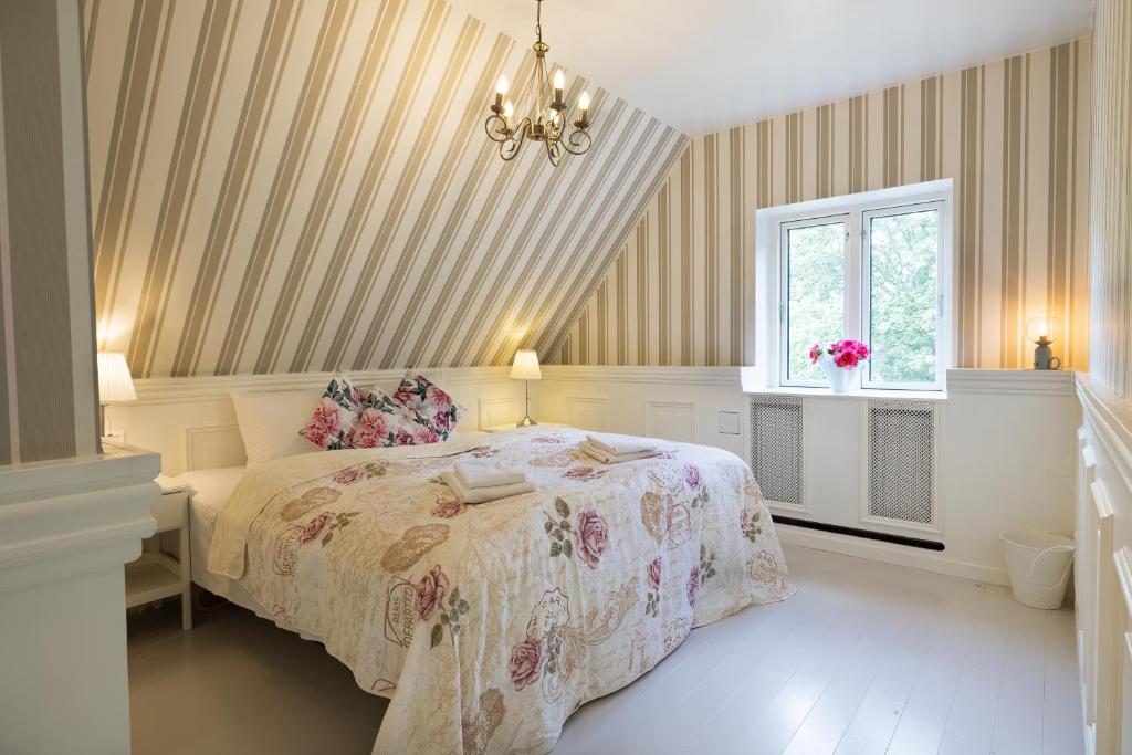 Postel nebo postele na pokoji v ubytování Velling Koller Hotel og Camping