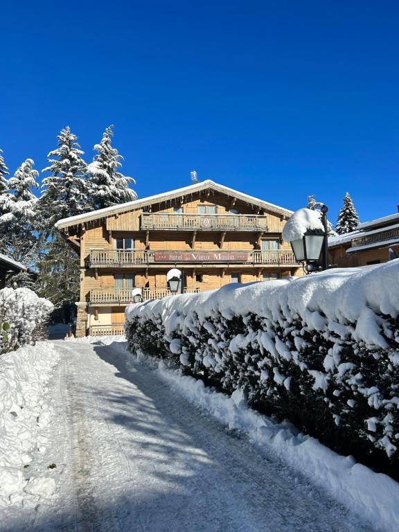 ムジェーヴにあるオー ビュー ムーランの雪道前の雪屋根