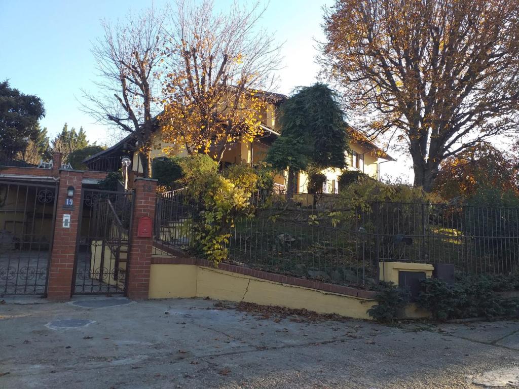 una casa con una recinzione in ferro battuto di fronte di Casa Martini a Pecetto