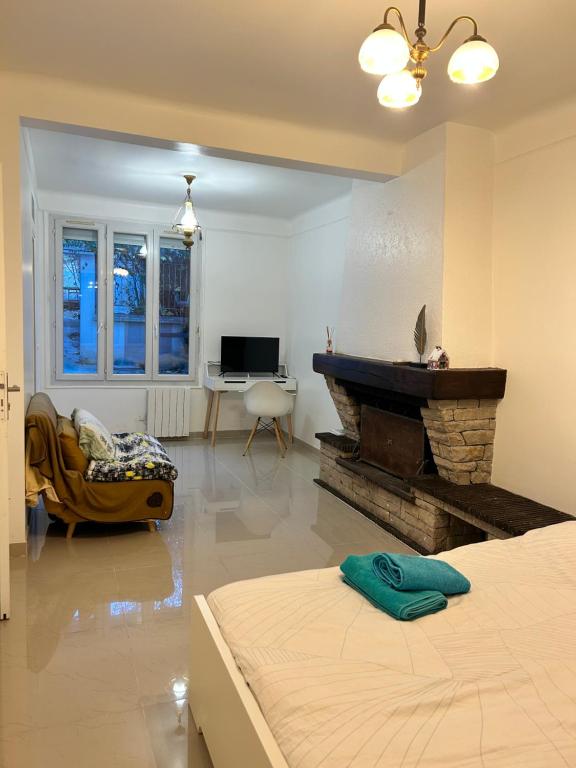 Posteľ alebo postele v izbe v ubytovaní Grand logement Centre Ville Massy